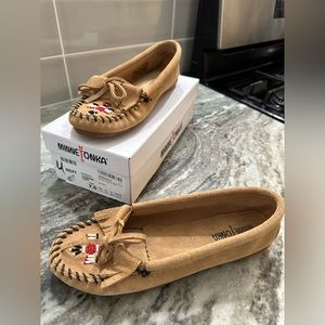 Women’s Minnetonka Thunderbird Moccasin Taupe Size 7.5M